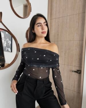Blusa bandeja Mesh negra corazones